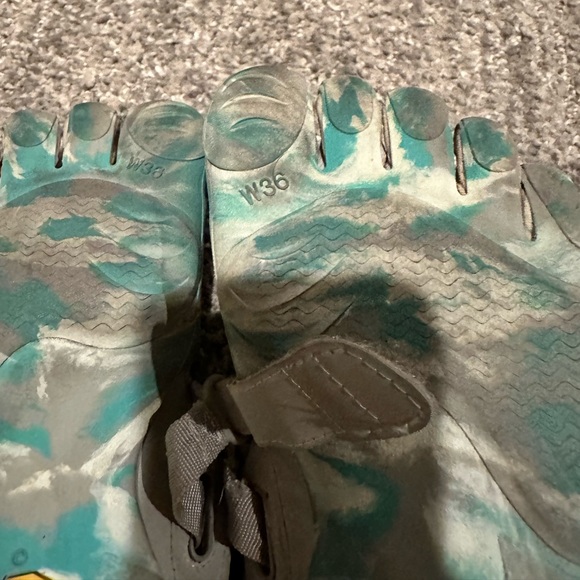 😬SOLD 😬Women's US 6 (36) Vibram FiveFingers Turquoise Camo Minimalist Shoe - Picture 4 of 7